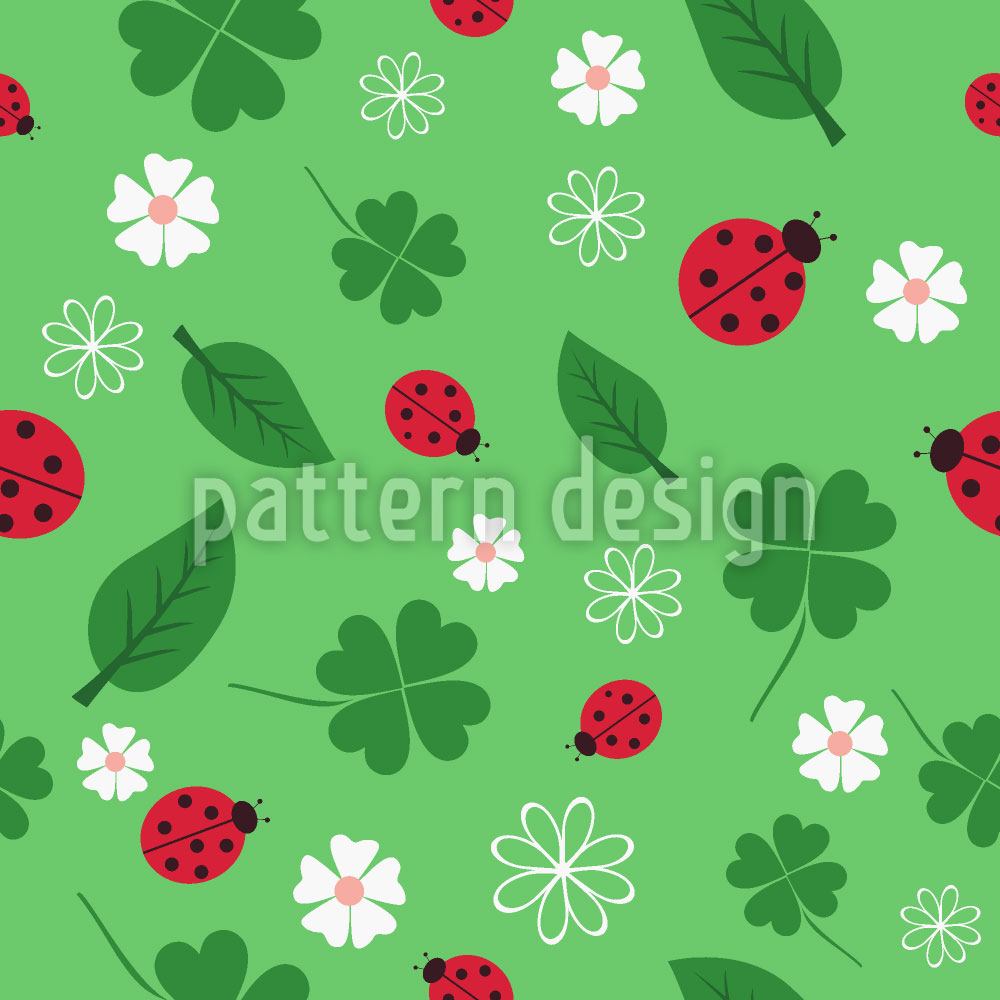 patterned-wallpaper-ladybug-in-luck