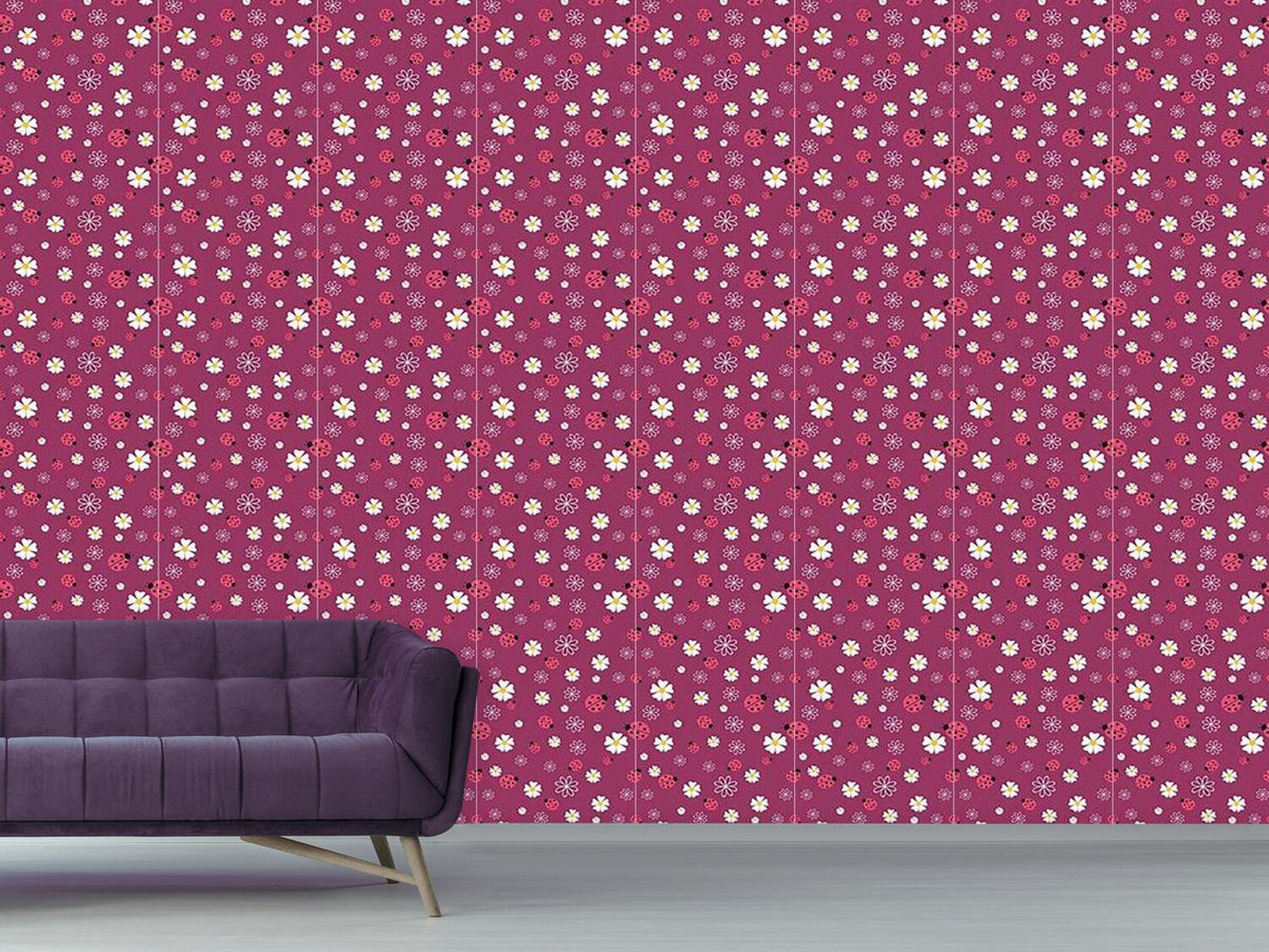 patterned-wallpaper-lucky-ladybugs