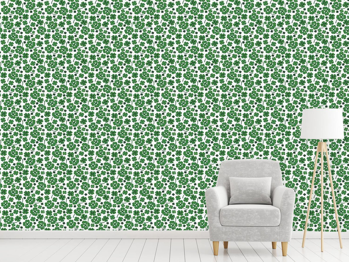 patterned-wallpaper-lucky-clover-white